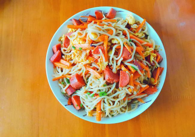 天热,面条和鸡蛋炒着吃,喷香可口,省事又饱腹|炒面|火腿肠|米饭|胡