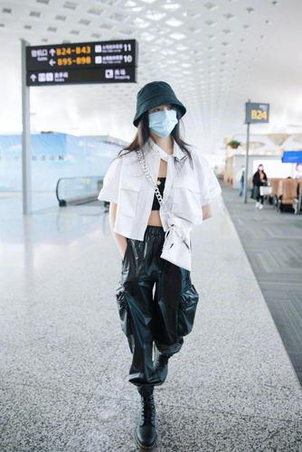 郑爽最新机场照白衬衫配黑皮裤又美又飒,颜值突破新高