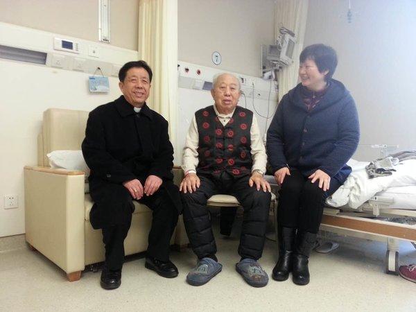 房兴耀主教春节前夕看望老神父
