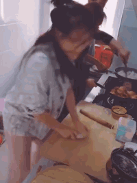 搞笑gif段子大妈不光舞跳得好还很能吃