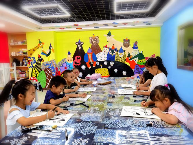 观念和新想法开展多元的儿童美术活动,以绘画活动与手工相结合的形式