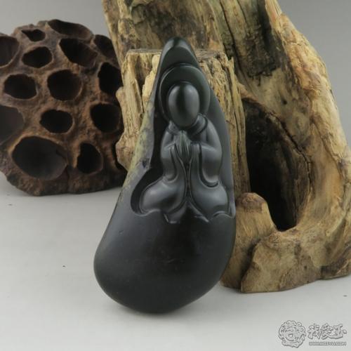 《籽说》新疆和田玉黑碧玉籽料精雕【悟道】把件/小摆件82.
