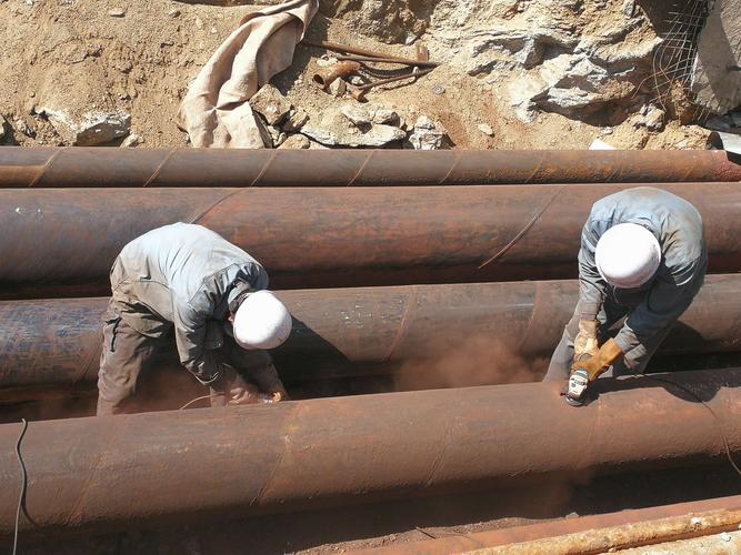 正在给母管打磨除锈