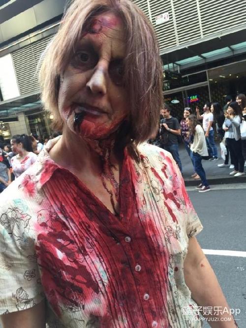 考虑到你头上插的一把刀,就原谅你吧~哈哈) 本来是准备写成一个恐怖片