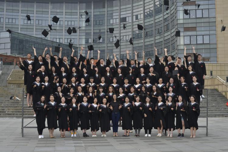 这是我大姐在上海华东师范大学的毕业照,我会以她为榜样,努力学习