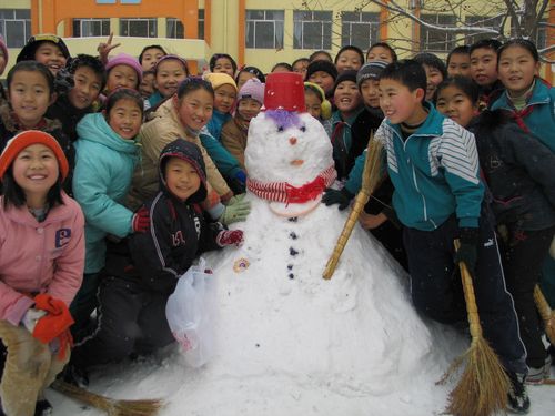王文学在冬季137_德州市实验小学师生&#39;堆雪人&#39