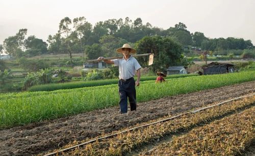 一些专家老是鼓励农民回家种地,说种地能发财,你怎么不去种地?