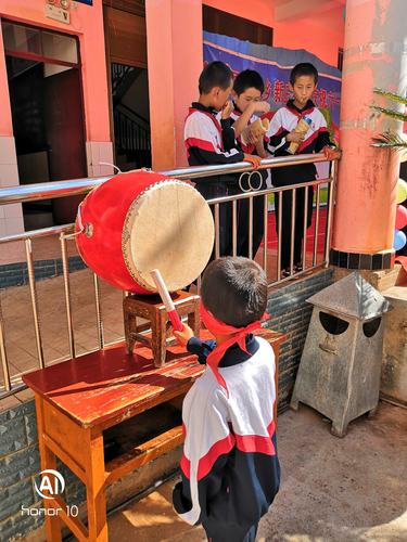 游园活动:盲人击鼓.