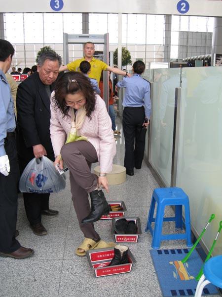 从即日起,龙嘉机场对所有乘机旅客实施"脱鞋安检",旅客过安检口必须脱