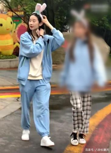 张艺凡穿火一双"奶糕鞋",单看毫无买的欲望,上脚却嫩