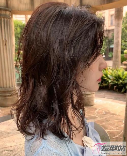 睡不醒空气感发型,适合少发量女生的一款烫发,没有刻意的烫发弧度,但