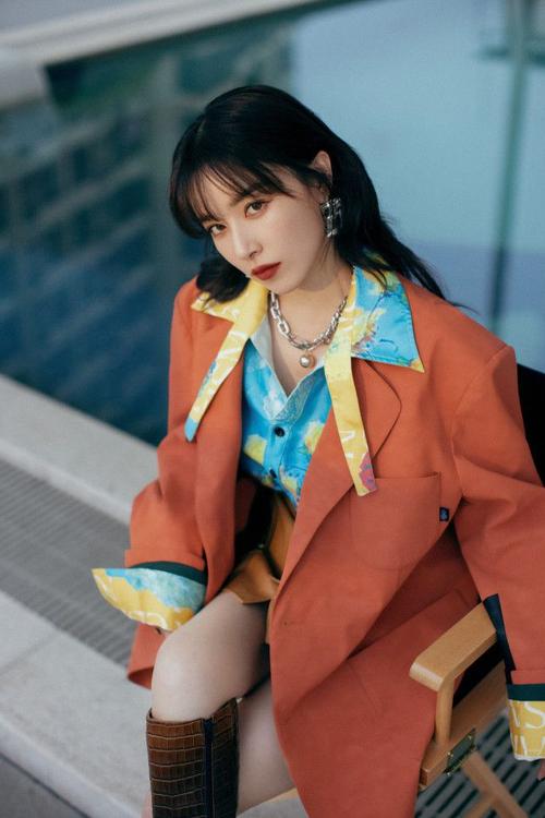阚清子最新look又飒又美,橘色西装配港风衬衫,高调又高级!