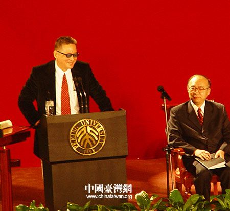 李敖在北大发表演讲(图)