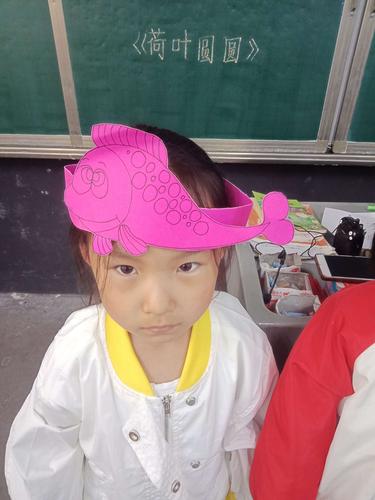 头饰是用买来的卡纸制作完成的.很开心孩子们带上后非常的喜欢.