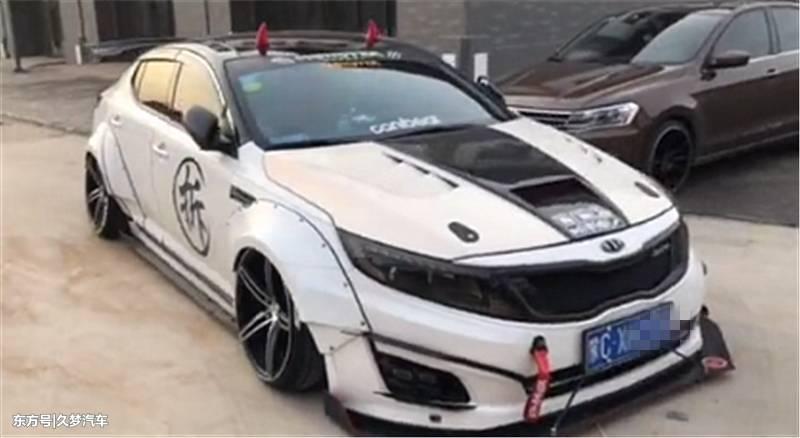 乌海一辆起亚k5被爆改,改宽体,车底氛围灯,但侧面一字