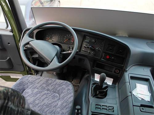 华菱前四后八14吨随车吊驾驶室内部实拍