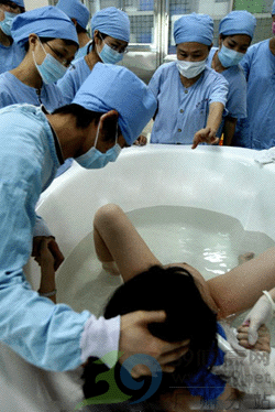组图:直击广州水中分娩