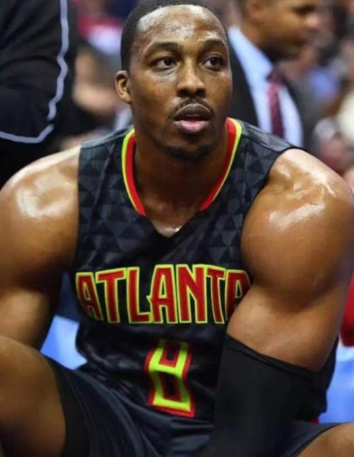 霍华德肌肉有多不真实手臂肌肉像充气背阔肌如刀刻