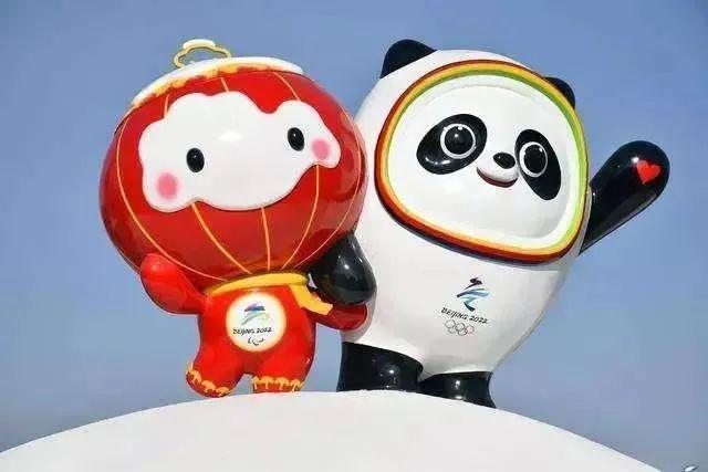 乌苏公安"冰墩墩""雪容融"为北京冬奥加油助威