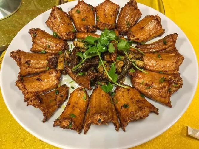 炸至 金黄色嘅蛇碌,撒上椒盐