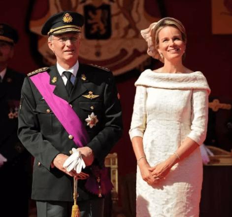 46岁比利时王后气质好高贵!穿格纹小斗篷外套好俏皮