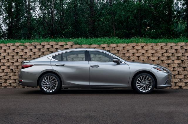 如果你也试驾一圈雷克萨斯es 300h,或许便能找到它的获胜之道