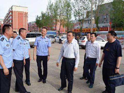 局长蒋建国等市领导在南岔区委书记李纯厚,区长申勇的陪同下,到南岔