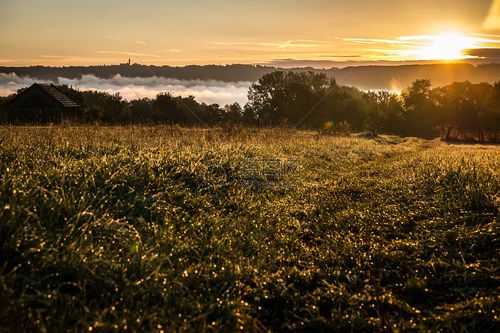 太阳刚升起的早晨