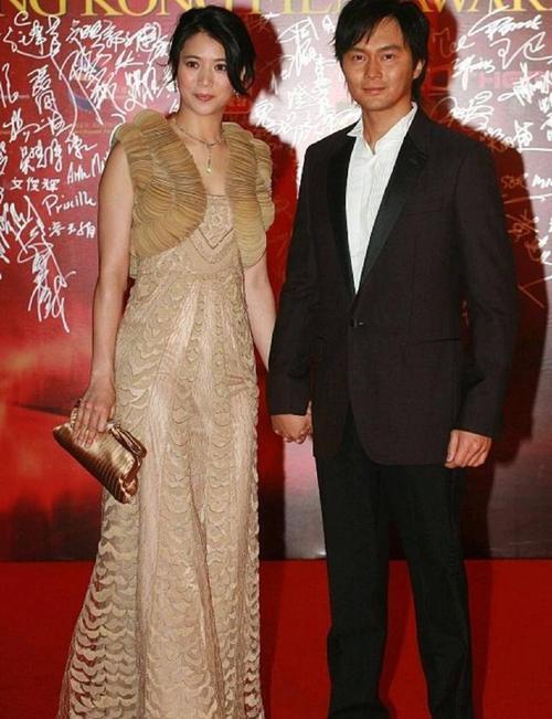 袁咏仪仗着颜值高真任性!胸前挂"薯片" 头顶泡面竟美出天际