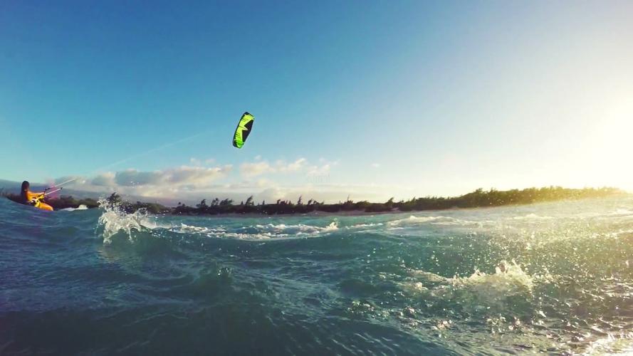实拍美女海上冲浪滑翔视频