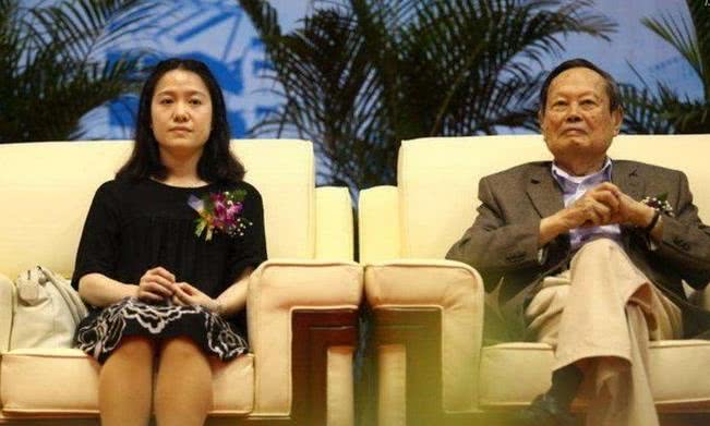95岁杨振宁提前进行财产分割,允许翁帆再婚,翁帆表情亮了!