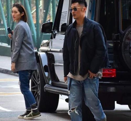 偶遇余文乐王棠云逛街,俩人走路前后有距离,鞋子透露夫妻关系