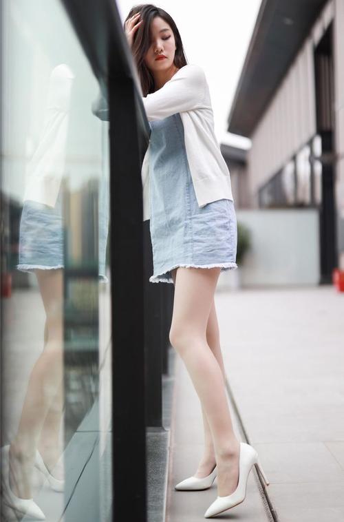 白色的针织开衫搭配白色的高跟鞋,通勤时不失优雅干练