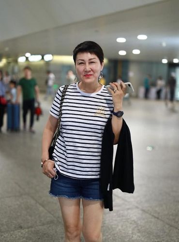 张凯丽展现自然老去的美,身穿白色条纹t恤,温柔低调有魅力