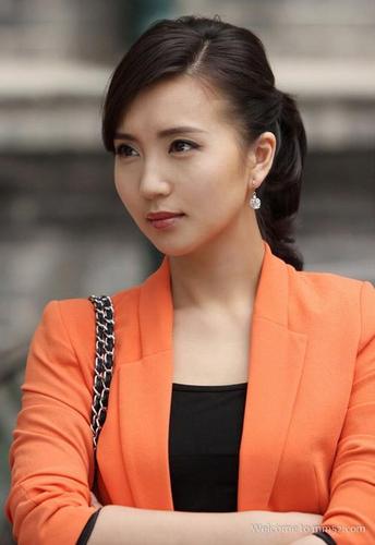 万人迷陈好晒爬山照素颜出镜美貌依旧