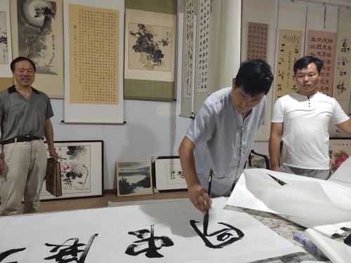 驻马店市天中书画研究院副院长,汝南书法家协会副主席刘永刚在创作.