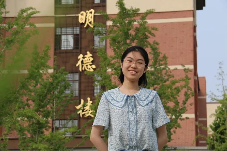 王艺铮的爸爸是一名警察,妈妈姜丽芹是蓬莱一中的物理老师,"小时候,我