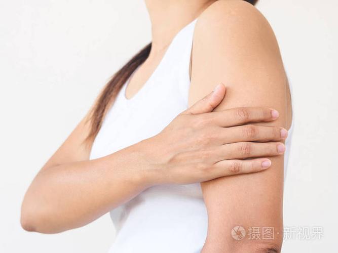 美丽的女人在手臂肌肉痛苦的感觉.医疗保健理念
