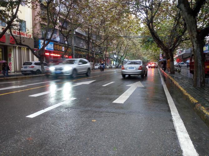 雨中顺庆延安路——一一条见证南充城市迅速发展的大通道