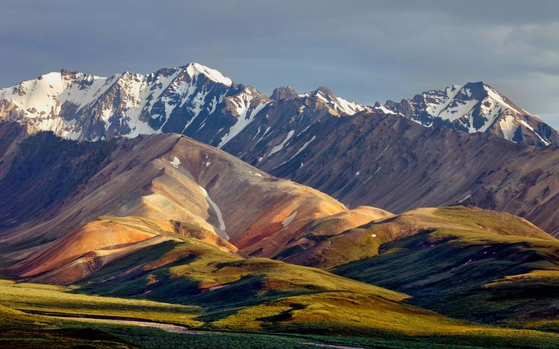 冬季雪山与草地
