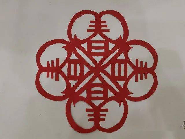 关井小学少年宫:美术一周剪纸作品之对称字的设计剪裁