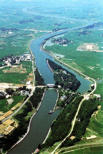 灌区构成是安徽省境内淠河,史河,杭埠河三个毗邻灌区及河南省