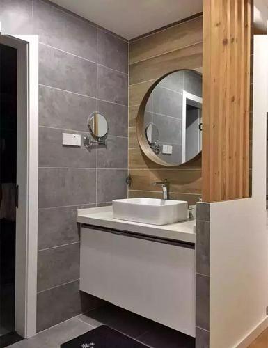 洗手盆装在卫生间门外,隔断这样装,通透又大方!