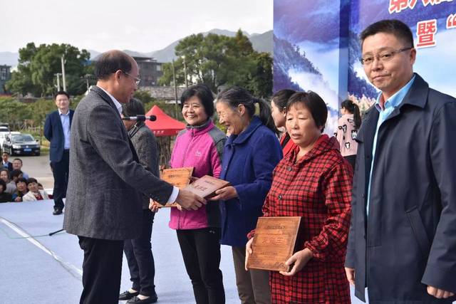 县委组织部副部长徐旭东,县农办主任田启仲为黄坛"麦饼王"颁奖