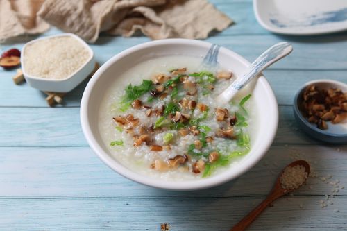 香菇青菜粥香菇青菜粥中国不少古籍中记载香菇"益气不饥,治风破血和