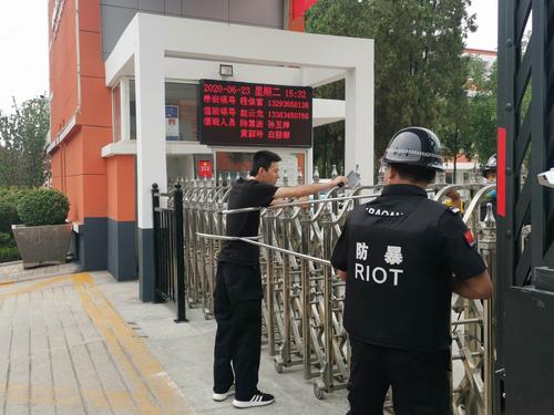 与此同时,学校保安队迅速增援,与门卫合力将"歹徒"在大门外用钢叉顶