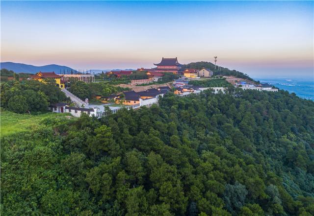 作为一个由原始森林发展而来的探险景区,溧阳瓦屋山景区林木茂盛