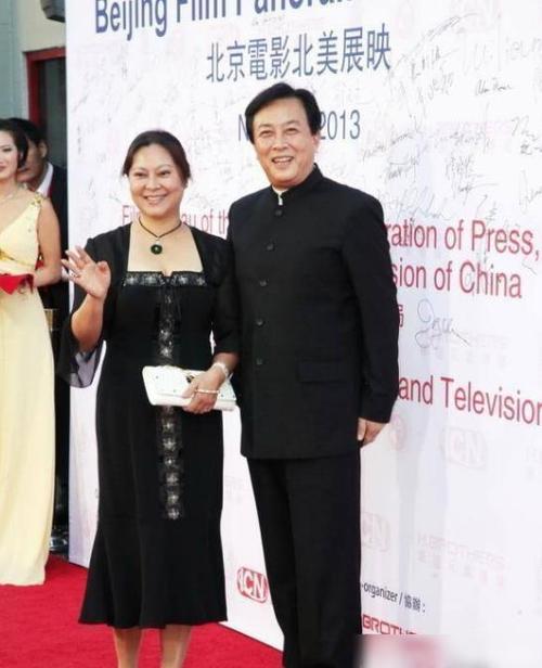 原配除夕夜自杀,唐国强转身娶了小12岁娇妻,为何获女儿力挺?