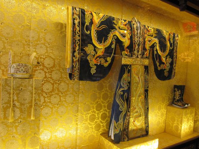 这套黑色的龙袍是哪个博物馆的?