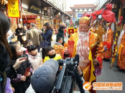 阆中古城的管星街一处名叫星座苑的景点,央视摄制组正在拍摄春节老人
